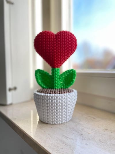 Hartjes Kunstbloem in Gebreide Stijl – Kunstplant in Pot – Valentijnscadeau voor Haar – Woondecoratie Bureauversiering – 25 cm Rood
