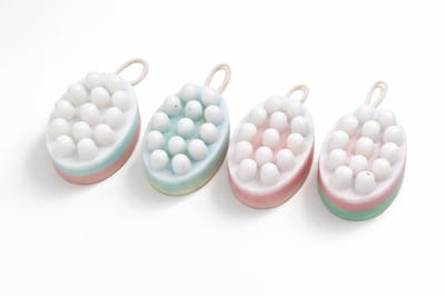 Geweldig! Een handgemaakte massagezeep met scrub is een prachtig product. De combinatie van de masserende noppen, de exfoliërende werking en een heerlijke geur