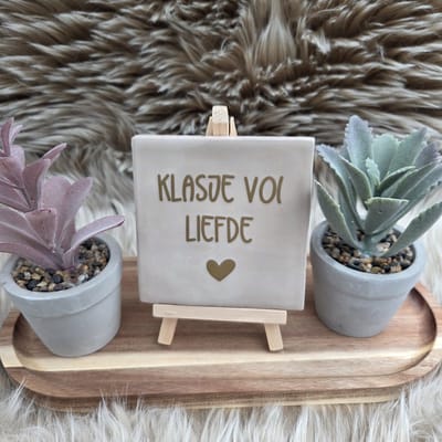 Robuust wenstegeltje – Klasje vol Liefde – Juf/Meester Cadeau – Decoratie – Zomaar – Trendy – Spreuktegel – Stijlvolle Woondecoratie met Boodschap – Trendy nu– Hip trendy tegeltje – Cadeau – Deco – Decoratief Tegeltje met Standaard – Cadeau Idee