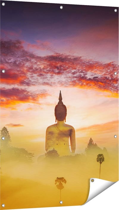 Gards Tuinposter Boeddha Beeld in de Mist - 80x120 cm - Tuindoek - Tuindecoratie - Wanddecoratie buiten - Tuinschilderij