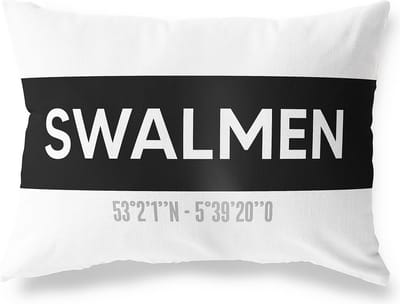 Tuinkussen SWALMEN - LIMBURG met coördinaten - Buitenkussen - Bootkussen - Weerbestendig - Jouw Plaats - Studio216 - Modern - Zwart-Wit - 50x30cm
