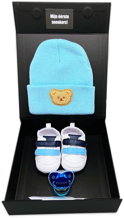Kraamcadeau, kraamcadeau jongen - blauwe babymuts, baby schoentjes en speen - kan ook rechtstreeks worden verstuurd