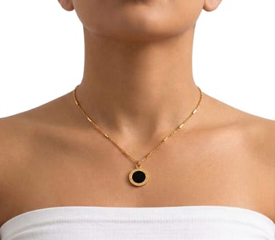 Goudkleurige ketting voor dames – schakel ketting met hanger – ronde hanger met zwarte steen en Romeinse cijfers