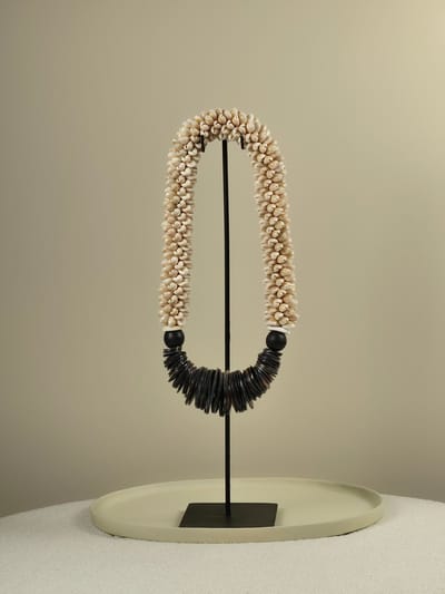 Blitzdeco - Schelpen Ketting op Standaard - Alyssa - Handgemaakt - Beige Wit Donkerbruin