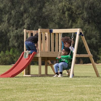 AXI Timo Mini Speeltoestel met Babyschommel, Klimwand en Krijtbord – Rode Glijbaan – FSC hout – Klein speeltoestel voor de tuin / buiten