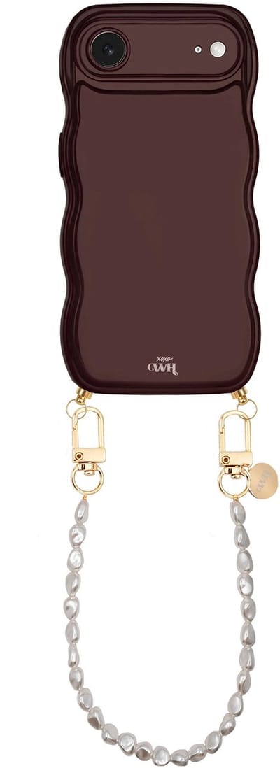 xoxo Wildhearts Glossy Wavy Cord Case Burgundy - Geschikt voor iPhone 17 Air - Pearlfection - Kort koord - Glimmend telefoonhoesje met golven - Hoesje met koord - Parelketting - kort telefoonkoord - Bordeaux rood hoesje - Korte variant koord