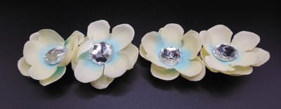 2 roosjes klein met duckklem cremekleur-lichtblauw met diamant 2x