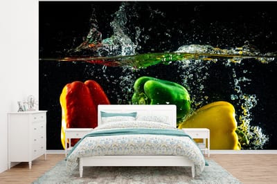 Behang - Fotobehang Paprika - Groente - Water - Zwart - Rood - Groen - Geel - Breedte 320 cm x hoogte 240 cm