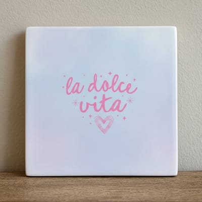 La Dolce Vita Inspirerende Keramische Tegel – Elegante Pastelkleurige Quote Wanddecoratie – 15 x 15 cm