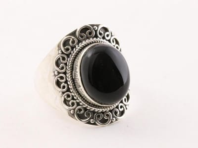 Bewerkte zilveren ring met onyx - maat 17.5