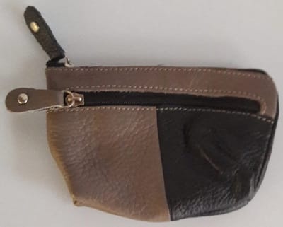 Deze praktische en soepel leren sleuteletui komt altijd van pas. Uitgevoerd in een leuke twee kleurencombinatie waarbij de donkergrijze kleur iets meer reliëf heeft dan de zwarte kleur.  Met een extra rits vakje aan de voorkant.