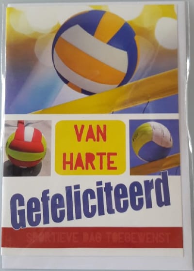 Van harte gefeliciteerd! Een leuke kaart voor de echte volleyballiefhebbers! Een leuke kaart om zo te geven of om bij een cadeau te voegen. Een dubbele wenskaart inclusief envelop en in folie verpakt.