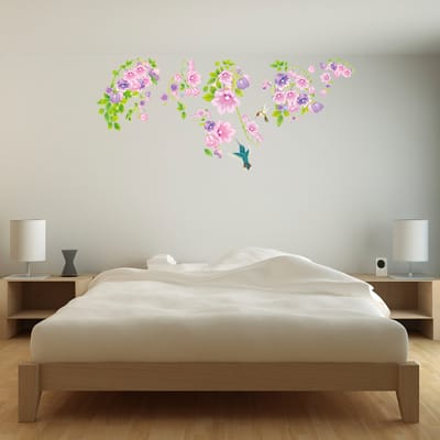Decoratieve muurstickers met vogels en paarse bloemen.
