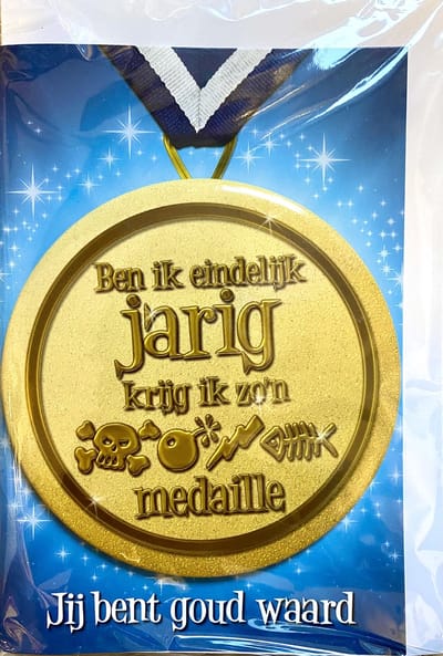 Miko - Verjaardagskaart - Wenskaart - Medaille - Button - Ben ik eindelijk jarig, krijg ik zo'n.....medaille