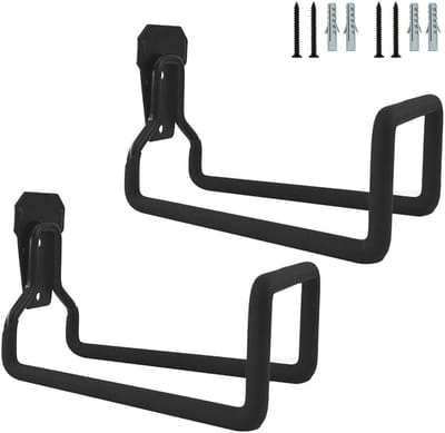 Deze set van twee praktische, aan de muur te bevestigen flexibele slanghouders biedt efficiënte opbergruimte voor tuinspullen en bespaart ruimte.