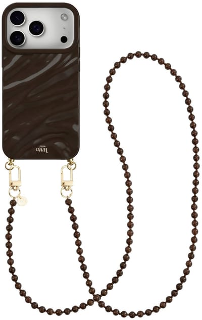 xoxo Wildhearts Brown Glaze telefoonhoesje met koord - geschikt voor iPhone 17 Pro - Brown Sugar (lang koord) - Dream hoesje met telefoonkoord - Glimmende silicone case met plooien - Kralenketting met gouden details - Bruin
