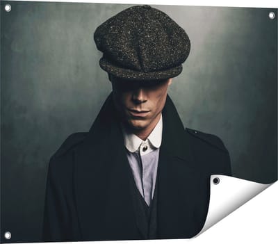 Gards Tuinposter Engelse Gangster met een Pet uit Jaren 1920 - 80x60 cm - Tuindoek - Tuindecoratie - Wanddecoratie buiten - Tuinschilderij