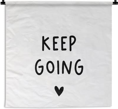 Wandkleed - Wanddoek - Engelse quote "Keep going" met een hartje tegen een witte achtergrond - 60x60 cm - Wandtapijt