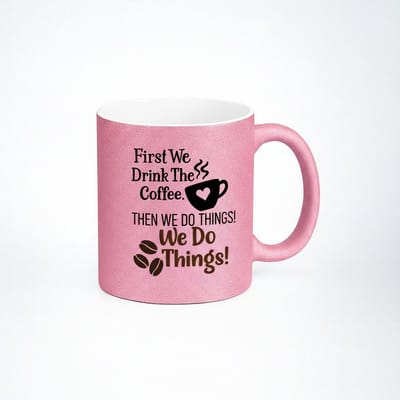 Roze Koffiemok met de Tekst "First We Drink The Coffee, Then We Do Things!" - Origineel Cadeau