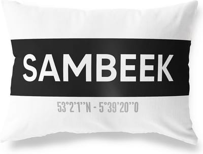 Tuinkussen SAMBEEK - NOORD-BRABANT met coördinaten - Buitenkussen - Bootkussen - Weerbestendig - Jouw Plaats - Studio216 - Modern - Zwart-Wit - 50x30cm