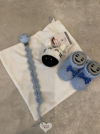 Maminobaby.nl | Baby geschenkset | Handgemaakte Speenkoord | Knuffeldoekje | Babyslofjes | Kraamcadeau | Babyshower
