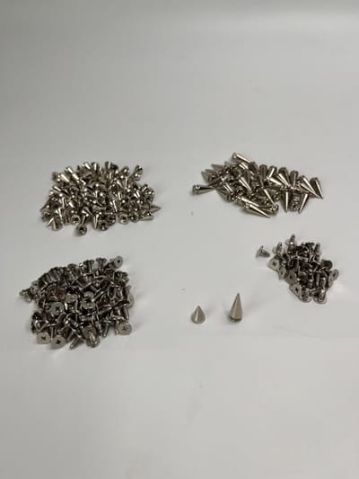 MGM Trading - 140-delige Set Zilveren Metalen Spikes voor DIY Punkkleding en Accessoires - Unieke Decoratieve Studs