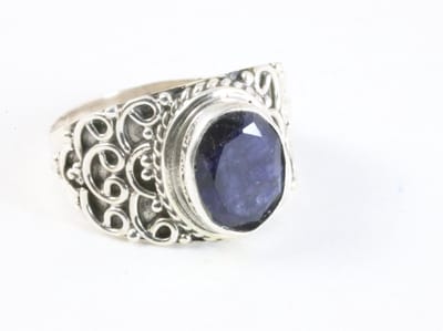 Bewerkte zilveren ring met blauwe saffier - maat 16.5