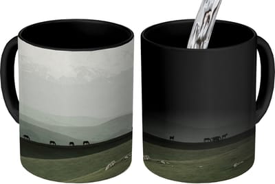 Magische Mok - Foto op Warmte Mokken - Koffiemok - Grijs - Berg - Paarden - Magic Mok - Beker - 350 ML - Theemok