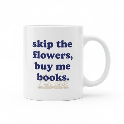 Skip the Flowers, Buy Me Books Quote Koffiemok 330 ml – Keramische Mok voor Boekenliefhebbers & Lezers