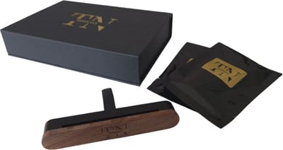 Topnavi Autogeurtje met houder inclusief 2 geurstaafjes - Zwart - Dark Vanilla & Mystic Wood Auto Geurverfrisser - Luchtverfrisser - Autogeur - Autoaccessoires