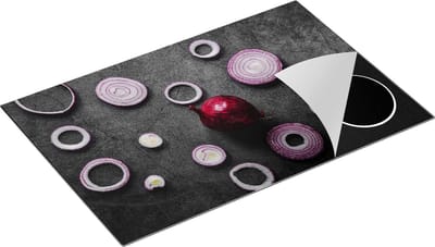 Chefcare Inductie Beschermer Gesneden Uien op een Zwarte Achtergrond - 80x50 cm - Afdekplaat Inductie - Kookplaat Beschermer - Inductie Mat