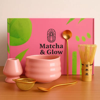 MatchaAndGlow Matcha Set – Compleet Matcha Starterset met Kom, Whisk, Matcha klopper, Lepel & Zeef – Roze Keramiek – Perfect voor Matcha Latte & Theeceremonie