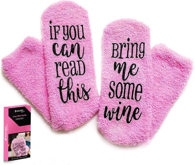Malinsi® Grappige Sokken Wijn - Bring me Wine - Leuke AntiSlip Huissokken Dames - Gekke Cadeaus Cadeautjes Volwassenen - Funny Socks Vrolijke Slofsokken Geschenkset - Kerst Cadeau voor Vrouwen - Moederdag Geschenk Giftset Kerstsokken Vriendin