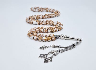 Handgemaakte tesbih "Tasbih" natuursteen "Wit howliet gesponnen goud" - Aantal kralen 99 - Diameter kralen 8MM - met metaal tassel "Turkiye" - Een mooi cadeau-idee