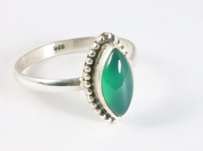 Fijne bewerkte zilveren ring met groene onyx - maat 16.5