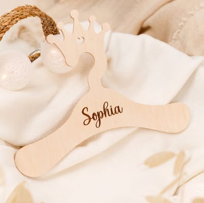 Gepersonaliseerde babyhangers, babyshowercadeaus/ sinterklaas /cadeau met een naam/baby cadeau/ houten hanger voor baby/ hanger voor kinderkleding/ garderobe-organisator/kraam cadeau