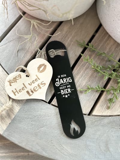 Creaties van hier – Bieropener Jarig met houten hartje – RVS – 18 cm – Opener
