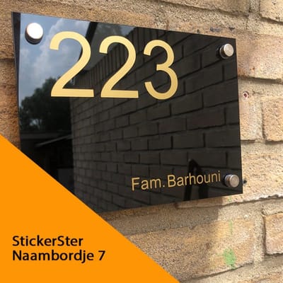 Naambordje voordeur zwart plexiglas huisnummer en naam goud