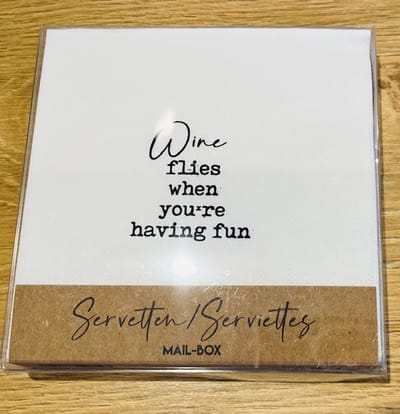Aperitiefservetten Wine flies when you're having fun. 2 pakjes van 15 stuks