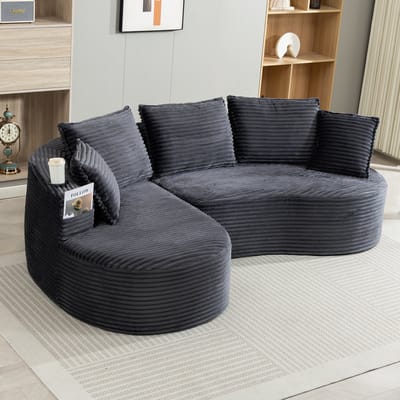 Zachte, ademende corduroy bank met bekerhouder en opbergvak. Hoogwaardig schuim voor comfortabel zitten. Inclusief kussens – samengeperst en klaar voor gebruik. Perfect voor elke woonkamer.