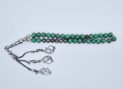 Handgemaakte naam tasbih 33 Kralen Natuursteen “Groen howliet gesponnen goud” - met metaal tassel “Mijn moeder"- Met je naam of de naam van uw geliefde- 8 mm diameter van de korrel