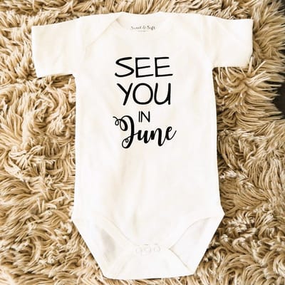 Baby Rompertje aankondiging zwangerschap Zwangerschapsaankondiging maand See you in June Juni  | korte mouw | wit | maat 50/56 | Cadeau voor de liefste aanstaande oma en opa mama papa oom tante | Bekendmaking zwangerschap