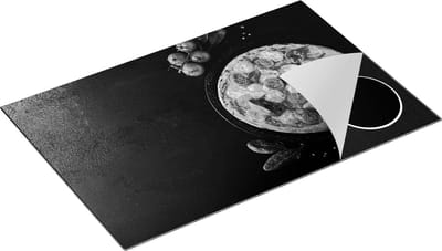Chefcare Inductie Beschermer Mozzarella Pizza op een Marmeren Plaat - Zwart Wit - 80x50 cm - Afdekplaat Inductie - Kookplaat Beschermer - Inductie Mat