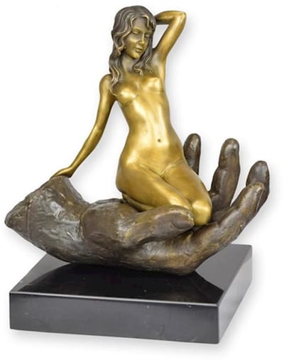 Bronzen beeld - Naakte vrouw in een hand - erotische sculptuur - 22,5 cm hoog