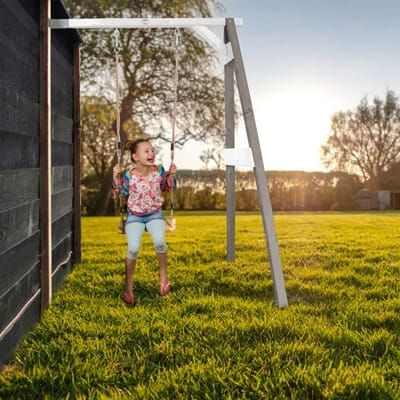 AXI Enkele Houten Aanbouwschommel in Grijs/Wit - FSC hout - Schommel met muurbevestiging, 1 Schommelzitje en 2 grondankers - Schommelset voor kinderen - 10 jaar Garantie!