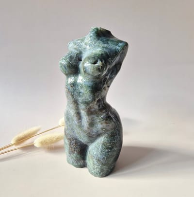 Mosagaat Vrouwenbeeld 15 cm 857g – Divine Feminine Edelsteen Sculptuur