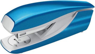 Robuuste metalen nietmachine voor 30 vellen, ergonomisch kantoorartikel in blauw