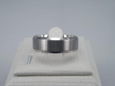 Edelstaal zilverkleur ringen maat 23 met 2 fijne schuin uit gegraveerde banen aan de buitenkanten en brede mat zilver banen in midden, deze ring is zowel geschikt voor dame of heer.