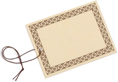 Kaartje 101x76mm | met touw en sierlijke rand | lichtbruin | per stuk