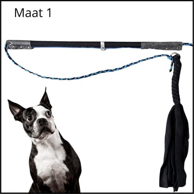 Hondenspeelgoed Flirt Pole Maat 1 in de kleuren zwart en blauw. Hondenhengel - Speelhengel - Hondentraining - trekspel - speeltrektouw - trainingsspeelgoed voor honden - dog toy - dog activity game - dog trainingstoy - ShukoGear by MadeByShuko